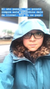 Aquí al pie del periférico esperando el camión con la gabardina que cargo diario en la mochila, más mi comida, colación y demás provisiones que se necesitan en el día. 